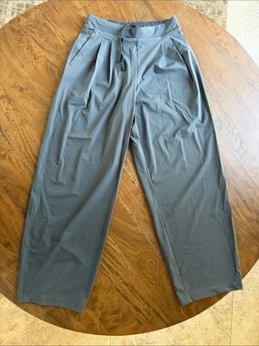 Uniqlo Women’s Wide-Leg Athletic Pants in Gray Size S Inseam 27” Waist 25.5-28”
